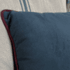 COJÍN VELVET CON DETALLES BURDEOS (50x30) - Imagen 3